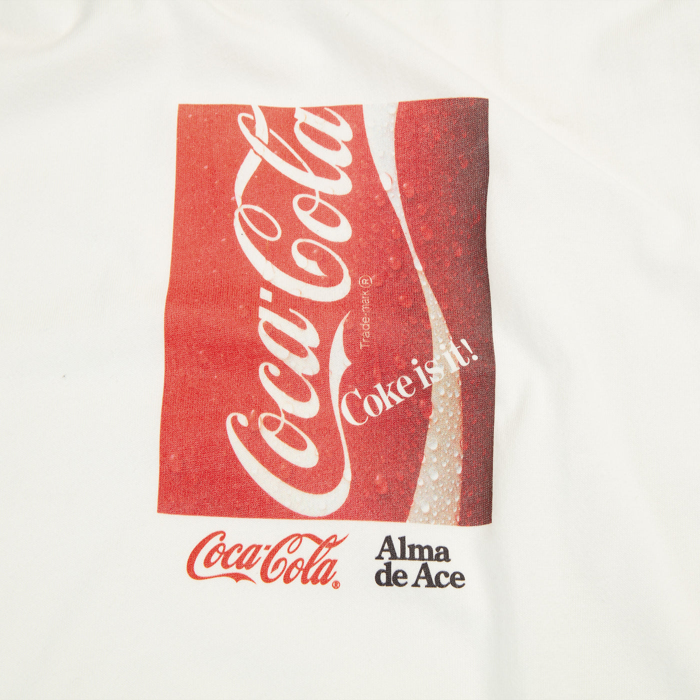 products/White_Graphic_T-Shirt_Detail.jpg